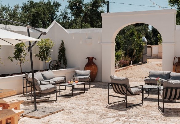 An aperitif in the outdoor lounge, while preparing the BBQ - La Torre di Monsignore