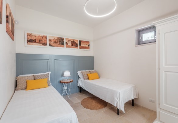 Twin beds in Family Suite 1 with pool view - La Torre di Monsignore