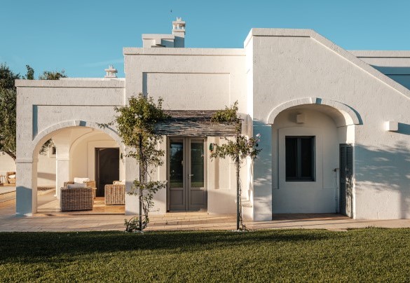 The white lime walls dominate the entire masseria - La Torre di Monsignore