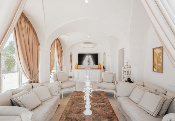 Living room with TV and air conditioning - La Torre di Monsignore