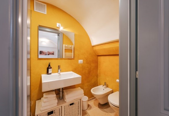 Master bathroom overlooking the courtyard - La Torre di Monsignore