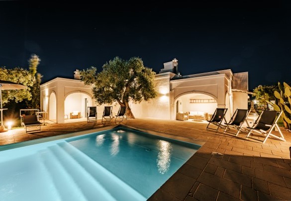 The masseria pool at sunset - La Torre di Monsignore