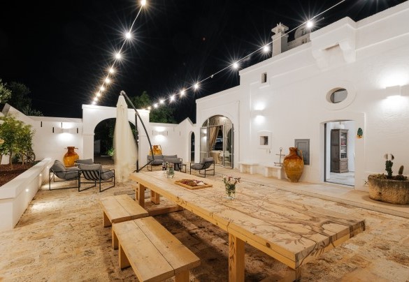 The patio lit after sunset - La Torre di Monsignore