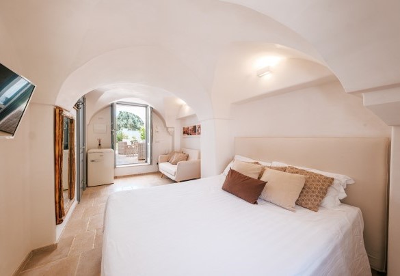Master bedroom overlooking the courtyard - La Torre di Monsignore