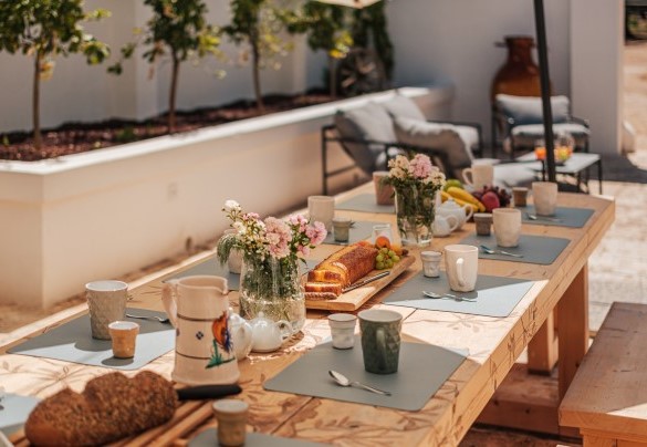 Breakfast table with chairs a few meters from the pool - La Torre di Monsignore