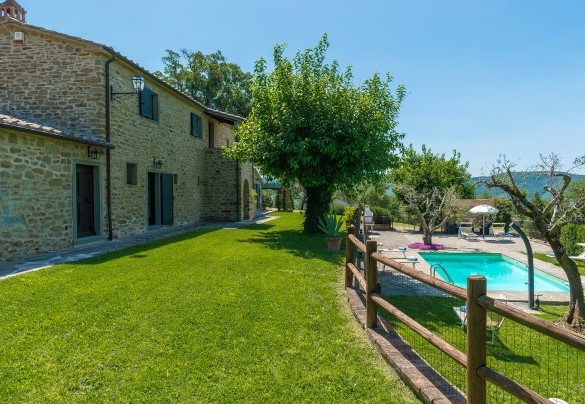 Il casale, risalente al XVIII sec, e la piscina  - La Torretta 