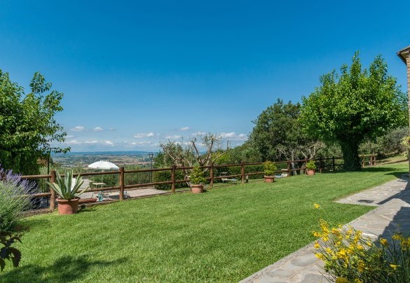 Il terreno di cui dispone il casale è di 4,2 ettari, mentre il giardino è di circa 5.000 m² - La Torretta