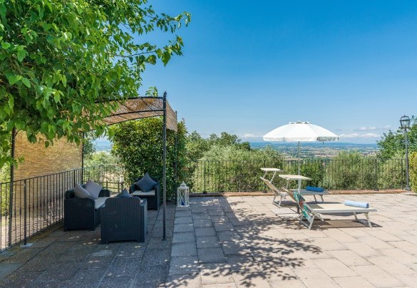 La zona piscina attrezzata con gazebo - La Torretta  