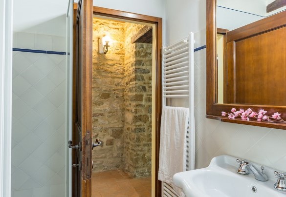 Bagno con doccia al piano terra - La Torretta  