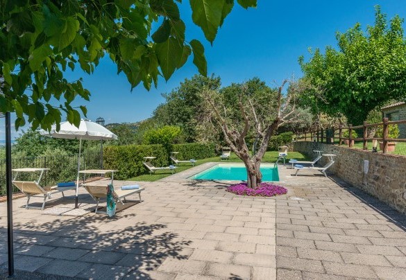 La zona piscina si trova su un terrazzamento leggermente inferiore rispetto al casale - La Torretta 