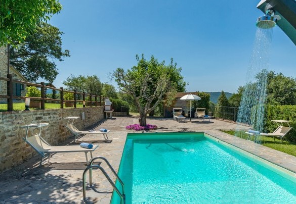 La piscina e la zona prendisole attrezzata con lettini, ombrellone, gazebo e doccia esterna - La Torretta  