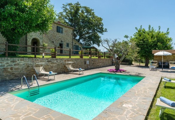 La piscina misura 8 x 4 m con una profondità variabile da 1,10 a 1,90 m - La Torretta  
