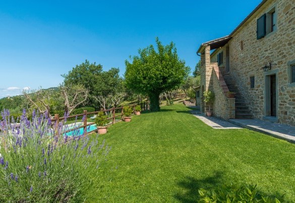 La proprietà si adagia sulle dolci colline nelle vicinanze di Cortona - La Torretta  