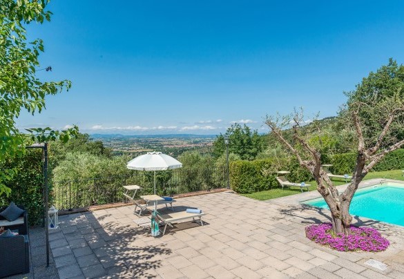 La piscina abbracciata da alberi da alto fusto - La Torretta