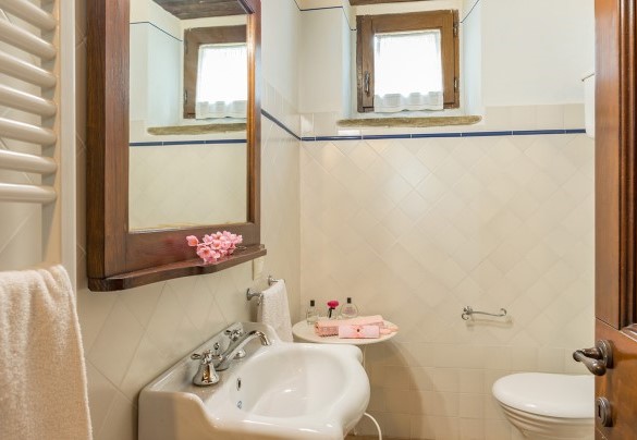 Bagno con doccia al piano terra - La Torretta  