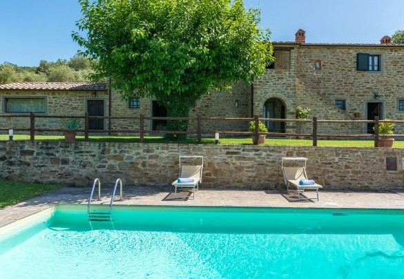 La piscina e il casale sullo sfondo - La Torretta  