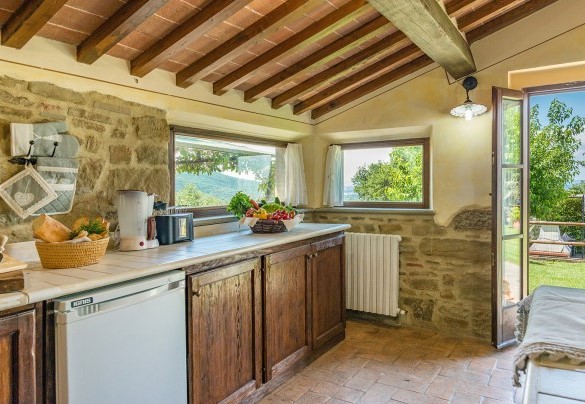 Cucina con uscita diretta, tramite porte finestre, in giardino - La Torretta 