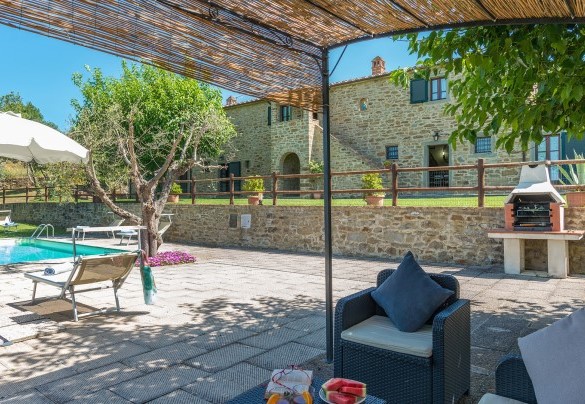 Il gazebo attrezzato con divanetto e poltroncine - La Torretta  