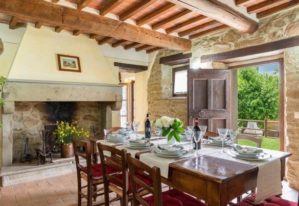 Sala da pranzo con il tavolo imbandito per pranzare tutti insieme - La Torretta 