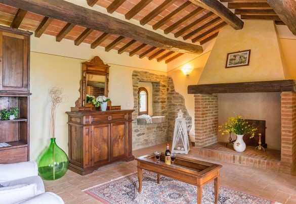 Salotto con camino ornamentale al primo piano - La Torretta 