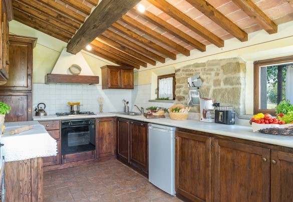 Cucina in muratura ben accessoriata - La Torretta 