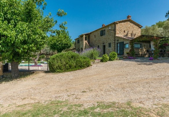 Il casale principale e vegetazione mediterranea che circonda la proprietà - La Torretta