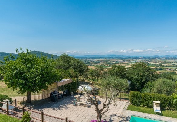 Il casale e la piscina abbracciati dalle verdi colline - La Torretta  