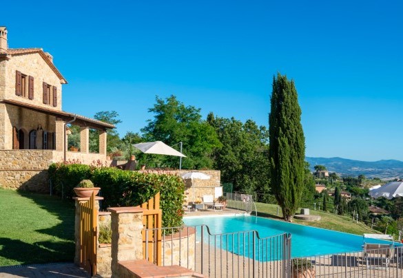 La piscina è igienizzata a sale ed è dotata di illuminazione sia interna che esterna alla vasca – La Vecchia Fonte