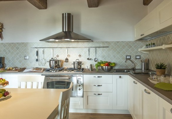 Moderna cucina attrezzata con accesso diretto alla zona pranzo - La Vecchia Fonte