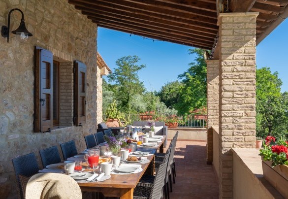 un comodo porticato con tavolo da pranzo collocato all’uscita della cucina principale – La Vecchia Fonte
