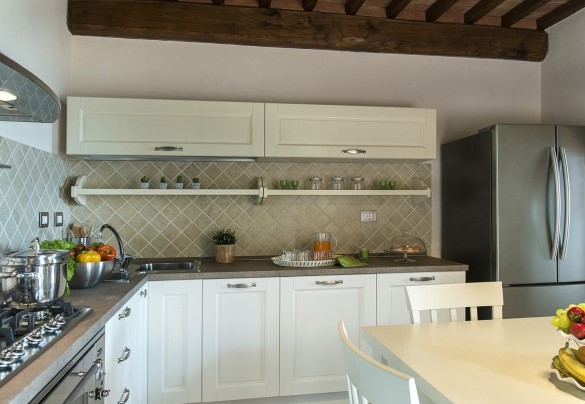 Moderna cucina attrezzata con accesso diretto alla zona pranzo - La Vecchia Fonte