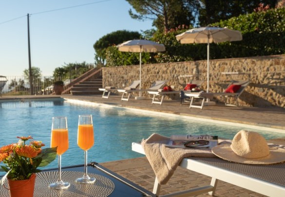 La splendida piscina a sfioro di nuova costruzione si adagia sul terrazzamento inferiore del giardino e si affaccia su un paesaggio aperto e panoramico – La Vecchia Fonte