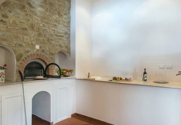 forno a legna ideale per assaporare la classica pizza italiana -La Vecchia Fonte