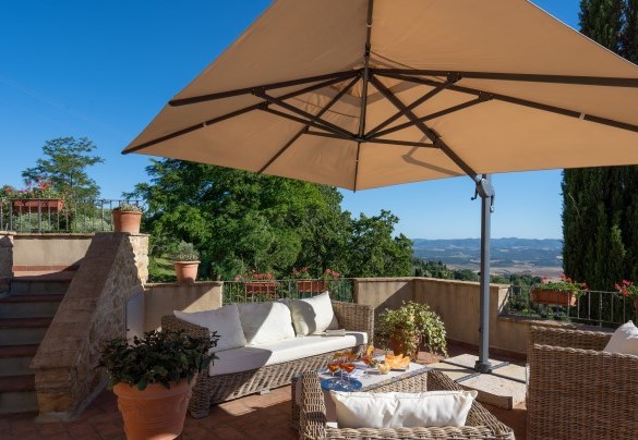 una larga terrazza panoramica adibita ad area relax con divano e poltroncine. – La Vecchia Fonte