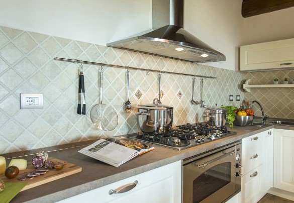 Moderna cucina attrezzata con accesso diretto alla zona pranzo - La Vecchia Fonte