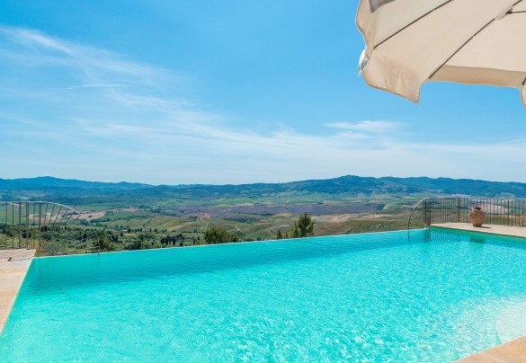 La splendida piscina a sfioro di nuova costruzione si adagia sul terrazzamento inferiore del giardino e si affaccia su un paesaggio aperto e panoramico – La Vecchia Fonte