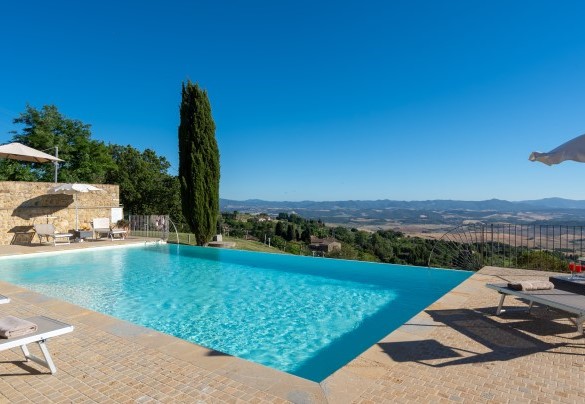 La piscina è igienizzata a sale ed è dotata di illuminazione sia interna che esterna alla vasca – La Vecchia Fonte