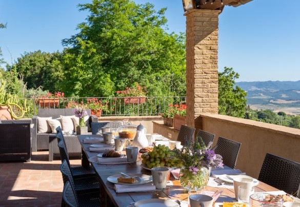 un comodo porticato con tavolo da pranzo collocato all’uscita della cucina principale – La Vecchia Fonte