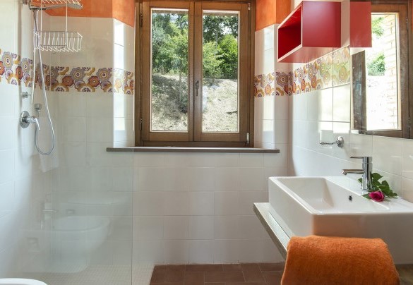 Bagno con doccia dependance rossa- La Vecchia Fonte