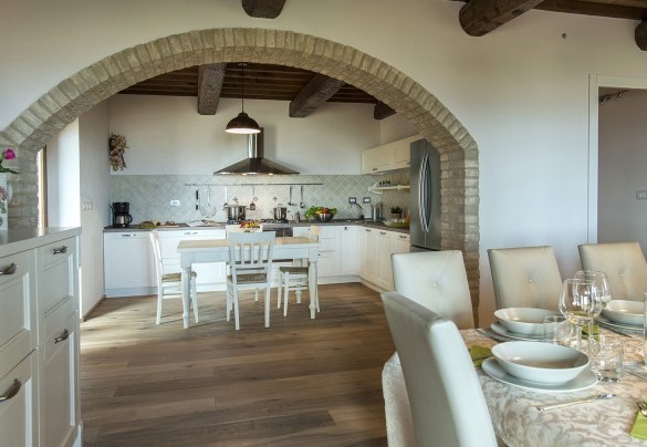 Moderna cucina attrezzata con accesso diretto alla zona pranzo - La Vecchia Fonte
