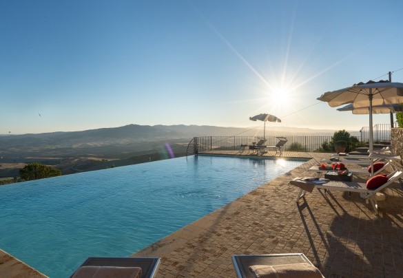 La splendida piscina a sfioro di nuova costruzione si adagia sul terrazzamento inferiore del giardino e si affaccia su un paesaggio aperto e panoramico – La Vecchia Fonte