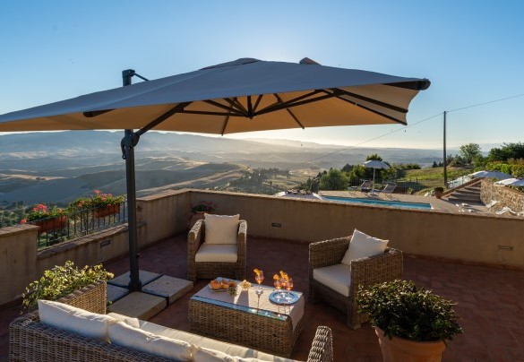 una larga terrazza panoramica adibita ad area relax con divano e poltroncine. – La Vecchia Fonte
