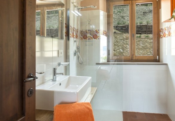 Bagno con doccia dependance arancione- La Vecchia Fonte
