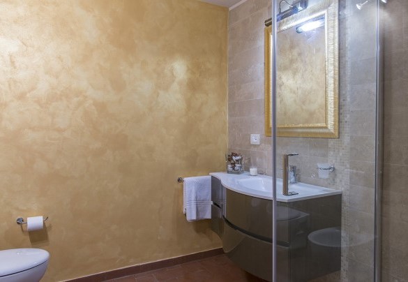 Bagno con doccia al piano seminterrato - La vecchia Fonte