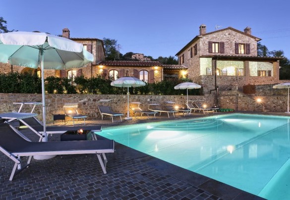 La piscina è igienizzata a sale ed è dotata di illuminazione sia interna che esterna alla vasca – La Vecchia Fonte