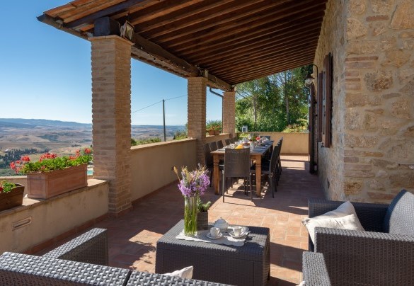 un comodo porticato con tavolo da pranzo collocato all’uscita della cucina principale – La Vecchia Fonte