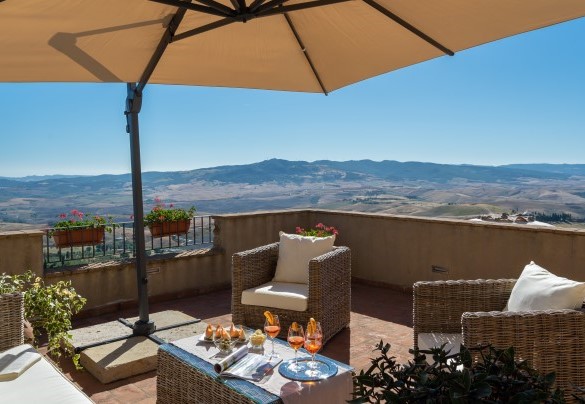 una larga terrazza panoramica adibita ad area relax con divano e poltroncine. – La Vecchia Fonte