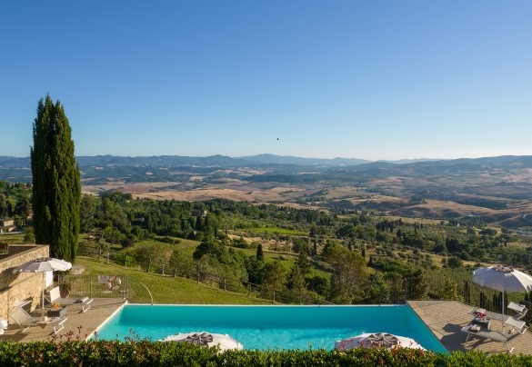La splendida piscina a sfioro di nuova costruzione si adagia sul terrazzamento inferiore del giardino e si affaccia su un paesaggio aperto e panoramico – La Vecchia Fonte