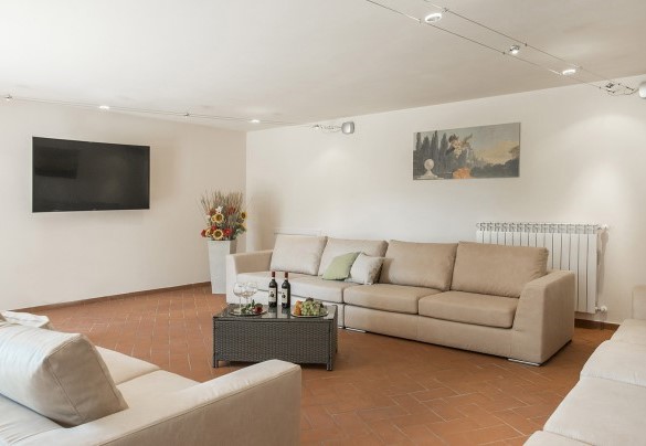zona tv e relax con uscita diretta nel giardino - La Vecchia Fonte