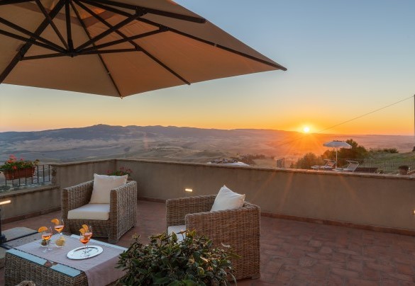 una larga terrazza panoramica adibita ad area relax con divano e poltroncine. – La Vecchia Fonte